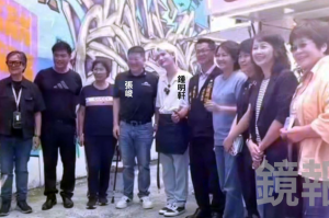 鍾明軒花蓮賣雞蛋糕為何惹怒台派？張峻、泛綠議員合照打卡掀退群潮
