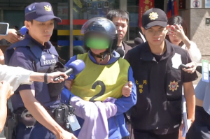 汶汶明明早喊「別再跟了」為何 still 遇襲？衛福部點名跟騷保護令　籲及早報案別等悲劇發生 汶汶遭持刀攻擊後　跟騷保護令再成社會焦點 中信兄弟啦啦隊成員汶汶日前在攝影棚工作期間遭持刀攻擊，事件震驚演藝圈與球迷社群，也讓「狂粉」「私生飯」「跟蹤騷擾」等問題再次被放到檯面上討論。警方調查發現，涉嫌行凶的52歲許姓男子長期關注汶汶多年，不僅頻繁參與應援活動、購買周邊商品，還持續透過社群平台傳送訊息表達愛慕。由於相關互動已逐漸超出一般粉絲支持範圍，甚至對當事人造成困擾，汶汶所屬經紀公司先前已採取封鎖帳號、限制其參與部分活動等措施，未料最終仍疑似因此埋下衝突導火線。事件發生後，衛福部也公開呼籲，若已察覺自己遭到持續尾隨、騷擾或單方面過度追求，應及早向警方報案，善用跟蹤騷擾防制法及跟騷保護令，避免憾事發生。 汶汶曾公開喊話「不要再跟了」　為什麼事件仍一路惡化 根據報導，汶汶其實早在今年2月就曾透過社群平台公開呼籲，針對特定粉絲表達「不要再尾隨或跟蹤自己」的立場。這代表對方的行為並不是在案發前毫無警訊，而是早已跨越一般粉絲與偶像互動應有的界線，甚至讓當事人必須透過公開方式表達不適與拒絕。只是即使當事人已經明講「別再跟了」，最終仍未能阻止後續更嚴重的暴力事件發生，也讓外界重新意識到：當一個人的追求與關注已經進入失控狀態，單靠社群發文、封鎖帳號或經紀公司限制活動，未必足以真正保護被害人安全。 這也是整起案件最令人心驚的地方。很多人平常會把類似行為想成「粉絲太熱情」「只是愛得比較投入」，但一旦出現反覆跟隨、持續傳訊、過度介入生活，甚至因遭拒絕而產生報復心態，事情本質就已經不再是追星，而是接近危險的跟蹤騷擾。也正因如此，汶汶事件才會讓外界重新檢視，在悲劇真正發生之前，社會、警方與當事人身邊的保護系統到底有沒有足夠早啟動。 衛福部怎麼說明跟騷保護令？書面告誡和保護令有什麼差別 針對這起事件，衛福部保護服務司司長郭彩榕指出，如果當事人已察覺自己遭到持續跟蹤、騷擾，或單方面過度追求，其實在事件初期就可以向警方報案。依照《跟蹤騷擾防制法》規定，警方受理後可先核發書面告誡，要求行為人立即停止相關舉動。如果對方在收到告誡後仍持續跟騷，被害人便可依法向法院聲請跟騷保護令。 郭彩榕也特別強調，跟騷保護令與家暴保護令不同。家暴保護令主要適用於具有家庭、親密或特定關係的對象；而跟騷保護令則是針對雙方並無家庭或親密關係，但因性別、感情或單方面愛慕因素衍生出的持續騷擾案件。依現行規定，跟騷保護令最長可維持2年，目的是希望在悲劇發生之前，就先建立法律保護機制，把危險擋在更前面，而不是等真正有人受傷後才來補救。 汶汶事件為何讓「私生飯」問題再被放大？正常支持和侵犯界線到底差在哪 衛福部這次也特別提醒，類似情況不只發生在藝人、公眾人物或啦啦隊成員身上，一般民眾同樣可能成為跟騷受害者。不過，因為汶汶本身具有公眾身份，且案件又與長期關注、應援活動、周邊消費、私訊示愛等情節交織在一起，才讓「私生飯」現象再度被拿出來討論。 所謂正常支持，是在公開場合理性互動、尊重工作界線與私人生活；但一旦變成反覆尾隨、私下追蹤、持續傳訊、過度蒐集私人行程、在被拒絕後仍不停止，那就已經不是支持，而是侵犯。很多人之所以直到今天還搞不清楚兩者差別，就是因為有些跟騷行為會披著「我是粉絲」「我只是很喜歡她」的外衣，讓外界一開始誤以為只是熱情過頭。可實際上，只要對方已經感到不安、已經公開拒絕、甚至已採取封鎖與限制措施，行為人卻還是不停止，那就不再是喜歡，而是風險。 為什麼衛福部會特別在這時提醒報案？因為很多跟騷案都在前期被當成小事 衛福部這次之所以特別跳出來談跟騷保護令，關鍵就在於這類案件最可怕的地方，往往不是突然失控，而是前期已有很多警訊，卻常被視為小事。像頻繁傳訊、固定出現在相同工作場域、明明沒有被允許還持續跟隨、在社群平台大量告白或情緒勒索，這些行為在外人眼中也許還不算「真的犯罪」，但對當事人來說，往往已經形成極大的心理壓力與人身風險。 也因此，衛福部才會不斷強調：不要等到對方真正動手，才認定事情嚴重。因為《跟蹤騷擾防制法》的設計核心，本來就是希望在悲劇發生前就建立一道法律防線。只要你已經明確感受到對方的行為持續、反覆，且已影響到自身安全感、生活或工作，就應盡早尋求警方協助，而不是自己硬撐，或期待封鎖帳號後事情自然就會消失。