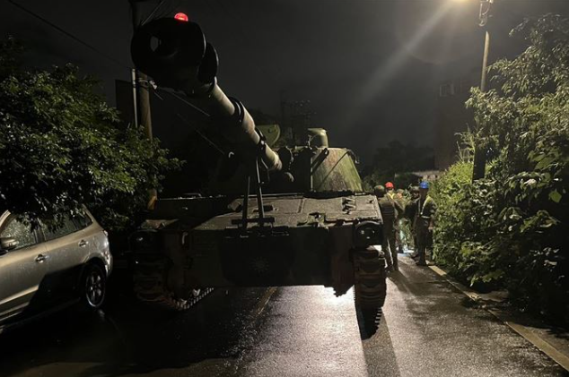 桃園軍用車撞爛5輛路邊轎車?楊梅深夜傳巨響 陸軍履帶車會車失誤釀事故