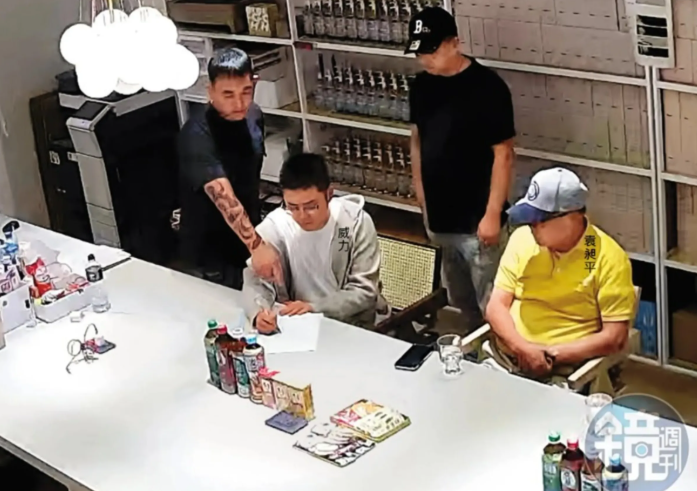 金錢豹前總裁袁昶平暴力恐嚇案首開庭就缺席？4名手下到庭全否認