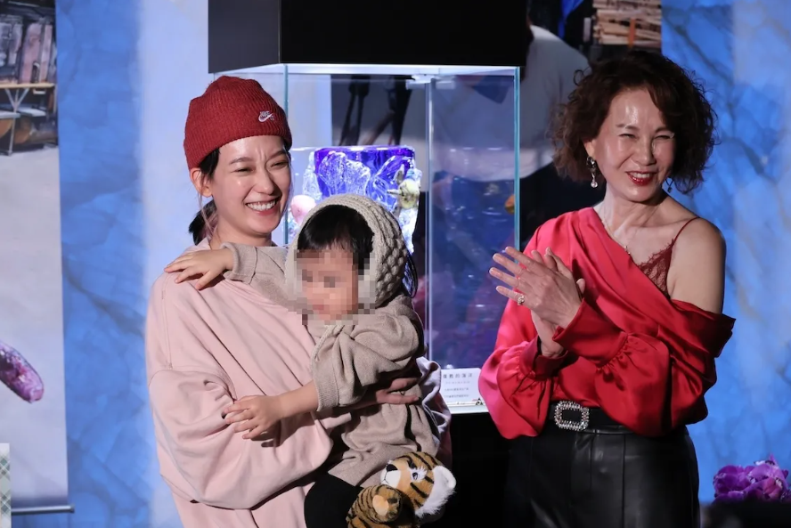 孟耿如離婚黃子佼後近況曝光！乾媽周丹薇證實人在英國生活：她現在很好