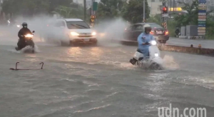 巴威剛走雲林暴雨狂炸！斗六道路瞬間成河　機車拋錨、雷電交加嚇壞居民