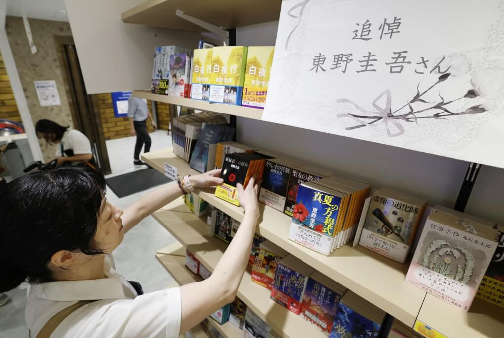 日本作家東野圭吾23日因大腸癌過世，圖為紀伊國屋書店新宿本店27日在店內設置紀念專區。（共同社）