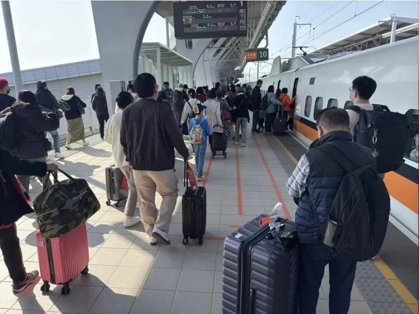 巴威颱風假一宣布台北高鐵站塞爆!對號座乘客崩潰上不了車 南下避颱人潮擠滿