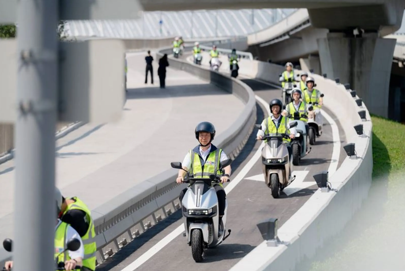 陳世凱騎機車雙手含煞車遭質疑！專家曝關鍵在「輕放」　不是錯誤騎法反而是安駕技巧