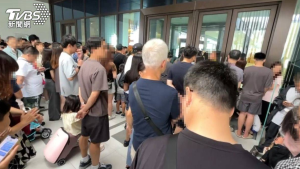台中漢神洲際颱風天照常營業挨轟！員工怒喊「恨來逛的人」（圖／TVBS）
